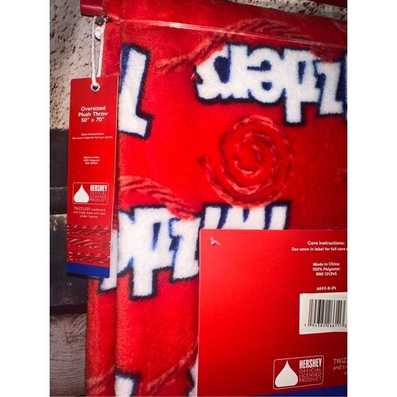 Plush throw Twizzlers Oversized  50 x 70 blanket candy - Picture 5 of 5